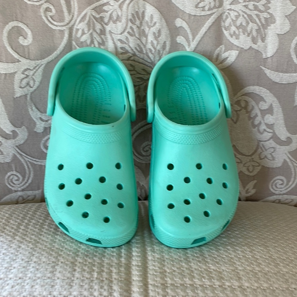Crocs:  Women’s size 6 (Mens size 4) Preowned. Good Condition